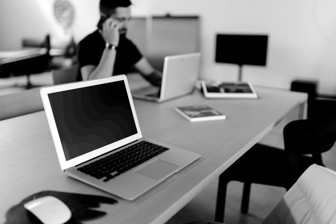 Espace d'apprentissage moderne avec une personne concentrée sur son développement personnel